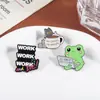 Aliexpress Producto Nuevo Broche de Rana de Trabajo Personalizado Transfronterizo Dibujo Animado Lindo Gato Cafetero Insignia de Accesorio Metálico