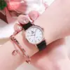 Atmósfera de moda Chicas de preparatoria ven moda casual Joker nicho pequeño fresco cuarzo reloj de mujer al por mayor en stock