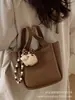 Bolsa de Mão Pequena Retrô da Moda para Mulheres 2026 Novo Modelo Versátil Bolsa Transversal Super Popular Bolsa de Balde Tote para Uso Externo