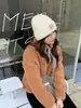 Gorro de Lana con Letras Azul Lago Estilo Coreano para Mujer en Invierno, Estilo Perezoso, Blanco y Moderno, Circunferencia de Cabeza Grande, Gorro Cálido y para el Frío