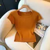 Blusa de tricô feminina de manga curta com recorte nas costas e botões, novo estilo verão 2026, delicada, doce e modeladora