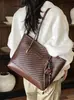 Bolsa Casual Transfronteiriça para Trajeto Diário Feminina Grande Capacidade 2026 Nova Outono Inverno Versátil Retrô Bolsa de Ombro Moda Bolsa Tote