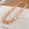 Collar ajustable de cuentas redondas acrílicas, sensación de lujo ligero y alta gama, cadena simple para la clavícula, accesorio moderno y versátil, venta al por mayor