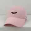 Gorra de Béisbol Nueva Colección Primavera-Verano Bordada con Letras, Parte Superior Suave, Ala Ancha, Adelgazante del Rostro, Sombrilla, Sombrero Versátil de Protección Solar para Parejas, Moderno