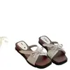 Sandalias de mujer estilo francés para uso exterior, versión coreana verano 2026, puntera cuadrada, puntera abierta, sandalias de lazo, estilo de noche, zapatillas de tacón de cuña