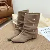 Botas de tornozelo retrô estilo coreano com bico fino para mulheres, nova coleção de inverno 2026, estilosas e versáteis, com detalhes plissados, comprimento até a panturrilha e saltos baixos, semelhantes a botas de montaria