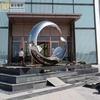 Produção de escultura grande de aço inoxidável anel de espelho abstrato semicírculo metal oco departamento de vendas externo decoração de paisagem