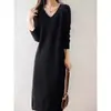 Vestido Novo de Gola V Outono/Inverno 2026, Vestido Suéter de Tricô Solto Acima do Joelho, Vestido Longo para Usar Sob um Casaco, Vestido Suéter