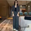 Elegante y estiloso conjunto de traje para mujer con adornos de diamantes, que presenta un nuevo diseño de primavera/otoño con un blazer, pantalones de pierna ancha y un efecto adelgazante, todo en un conjunto de tres piezas.