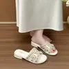 Sandálias de pérolas estilo francês para mulheres, nova moda verão 2026, sapatos baixos para uso externo, estilo inspirado em Chanel, adequadas para combinar com saias, chinelos femininos