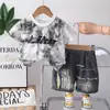 Traje de Verão 2026 Novo de Manga Curta para Crianças e Crianças Pequenas, Estilo Casual com Estampa de Letras Gola Redonda Manga Curta Tie-Dye Gola Redonda Conjunto de Duas Peças
