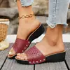 Chinelos Femininos de Salto Alto Vazados Cruzados Plus Size 2026 Novos Casuais Europeus e Americanos Sandálias Femininas Plus Size de Salto Alto Comércio Exterior