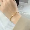 Ins Pulsera de cadena de doble capa geométrica hueca rectangular de Navidad para mujer, pulsera de acero de titanio chapada en oro de 18 quilates E179