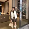 Chaleco chic de retazos a cuadros estilo coreano con cuello alto, una chaqueta acolchada cálida y a prueba de viento para mujeres petite, perfecta para el invierno