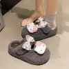 Pantufas de algodão com laço fofo, adoráveis e femininas, design felpudo, novo estilo 2026, pantufas de desenho animado Hello Kitty para mulheres, solado grosso, adequadas para outono e inverno