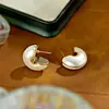 Aretes Personalizados de Perlas Doble Cara Estilo Chanel Letra C, Nuevos Aretes de Botón Blancos para Mujer con Borde Metálico, Lujo Ligero con Sentido del Diseño