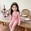 Conjunto de pijama de forro polar para niños, con un lindo diseño de estampado de leopardo de dibujos animados, adecuado para niñas, para usar en otoño e invierno, y diseñado para brindar calidez y comodidad en casa