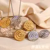 Moda Europea y Americana Nicho Elegante Vintage Colgante Collar Acero Inoxidable Chapado Oro 18K Hilo Espiral Concha Pendientes para Mujeres
