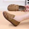 Sapatos de pano femininos estilo Velho Pequim 2026 novo modelo primavera e outono, tênis casuais slip-on respiráveis de tricô fly-knit, sapatos confortáveis para mães de meia-idade e idosas