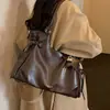 Bolso de hombro moderno para mujer, nueva colección 2026, lujo ligero, diseño de nicho, sensación de alta gama, versátil para el trabajo y el uso diario, bolso tote