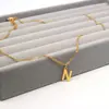 Versão Coreana Acessórios de Design de Nicho Colar com 26 Letras em Inglês para Mulheres Pingente de Aço Inoxidável Colar de Clavícula de Aço Titânio Venda por Atacado