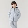 Chamarra de plumas para niños, estilo nuevo, 90% pluma de pato blanco, moderna para niños y niñas, adecuada para estudiantes de secundaria, ropa de invierno, con colores contrastantes y estampados, diseño con capucha
