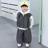 Conjunto de Ropa de Otoño para Niños 2026 Primavera y Otoño Nuevo Estilo Coreano Moda Sudadera Chaleco Conjunto de Tres Piezas Ropa de Moda para Niños