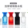 Botella de perfume cuadrada irregular de vidrio de Guangzhou, botella de spray de cristal grueso, boquilla multicolor, decantador de perfume