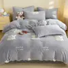Juego de Ropa de Cama de Coral Fleece para Otoño e Invierno Juego de Cuatro Piezas Cubreduvet de Leche Fleece Más Terciopelo Sábana Bajera Acolchado Franela Dormitorio Juego de Tres Piezas