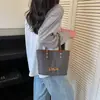 2026 Verano Nuevo Estilo Niña Patrón Bordado Versátil Simple Moda para Ir al Trabajo Estudiante Bolso de Mano Tote de Lona