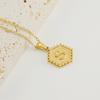Nuevo colgante de letra hexagonal de acero de titanio de moda europea y americana transfronteriza, collar de acero inoxidable con 26 letras en inglés para mujer, venta al por mayor