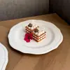 Prato de Cerâmica Branco Puro com Renda Europeia Retro em Relevo Estilo Ins Prato de Sobremesa de Alta Qualidade Prato para Lanche de Café da Manhã