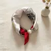 Lenço de Seda com Fivela Magnética Verão Fino Decorativo para Pescoço Toque de Luxo Fivela Magnética de Pérola Lenço de Seda para Pessoa Preguiçosa Gravata de Pescoço Atacado