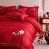 Juego de cuatro piezas de jacquard bordado de alta gama para boda en rojo brillante, sábana de cama estilo chino, funda de edredón, falda de cama y juego de sábana bajera