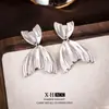 Pendientes de Cola de Pez Plisados Retro de Aguja Plateada, Pendientes de Diseño de Moda de Venta Caliente Transfronteriza, Pendientes Únicos de Nicho de Lujo Ligero para Mujeres