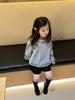 Conjunto de Ropa de Otoño para Niñas 2026 Nuevo Estilo Camisa con Cuello de Muñeca para Niños Cárdigan de Punto para Niños Pequeños Pantalones Cortos Negros Modernos