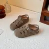 Sapatos Infantis 2025 Verão Novo Estilo Sandálias Femininas Vazadas de Solado Macio com Biqueira Fechada Sapatos Individuais Masculinos Casuais Versáteis Birkenstock