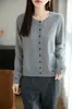 Suéter de moda de nicho con cuello redondo, nuevo cárdigan de punto 100% algodón para mujer, con un diseño único y botones cuadrados pequeños, simple y estilizado