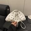 Moda Otoño/Invierno 2025 Bolso de Mujer con Tachuelas Hueco Debajo del Brazo Bolso Cubo de Mano Simple Versátil Bolso Tote de Hombro Único Bolso con Cordón