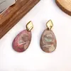 Nuevos Pendientes de Resina Estilo Retro Francés Imitación Mica con un Diseño Único, Tachuelas y Pendientes de Personalidad Audaz y Elegante