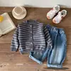 Cárdigan Suéter para Niños 2026 Primavera y Otoño Estilo Nuevo Chaqueta de Punto Rayada Estilo Coreano para Niños Versátil y de Moda