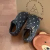 Zapatos pequeños de cuero modernos y versátiles para niñas, nueva colección primavera/verano 2026, zapatos Mary Jane de lunares con suela blanda para niños, disponibles en tallas para niñas tanto pequeñas como mayores