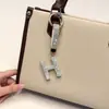 Pingente de chaveiro de carro com 26 letras em inglês cravejado de diamantes transfronteiriço, decoração de bolsa com strass de argila, atacado de chaveiro de celular