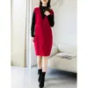 Vestido Chaleco Rojo de Cuello en V Estilo Francés Nuevo para Otoño e Invierno 2026 para Mujer, Elegante Abrigo Femenino con Falda de Capas Debajo