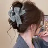 Presilha de cabelo estilo vintage que não danifica os fios, na cor café com toque de luxo, presilha de tubarão de pelúcia, acessório de cabelo fofo e doce para penteados presos.
