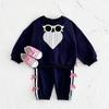 Conjunto de Bebê para Primavera e Outono Sudadora Azul Marinho com Estampa de Carta de Amor Calça Esportiva Casual Roupa Confortável