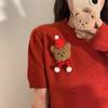 Broche de oso de peluche ~ Lindo sombrero de bufanda roja con cabeza de oso, broche de muñeca de dibujos animados, ramillete de Año Nuevo para mujer