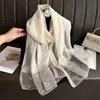Otoño e invierno nuevo seda fina bufanda de seda mujer bordado de mariposa tachuelas moda bufanda cálida cálido chal venta al por mayor