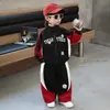 Conjunto de Primavera y Otoño para Niños 2026 Nuevo Estilo Coreano Deportivo para Niños Chaqueta con Cremallera Estampada de Bloques de Color Conjunto de Dos Piezas Moderno y a la Moda