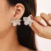 Brincos de flores transfronteiriços europeus e americanos Martelo geométrico irregular Design plissado Titânio banhado a aço 18k Brincos retrô de ouro verdadeiro